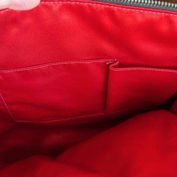 Coach poppy design purse
A few stains on liner. See photos - Picture 6 of 9